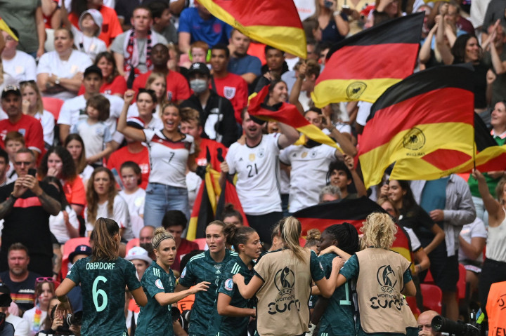Skor 1-1 bertahan hingga babak kedua usai sehingga Inggris dan Jerman harus melanjutkan perjuangan ke babak tambahan waktu atau extra time.