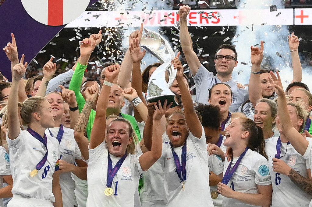 Alhasil, Inggris berhasil mengalahkan Jerman dengan skor 2-1 dan berhak mengangkat trofi Euro Wanita untuk pertama kalinya.