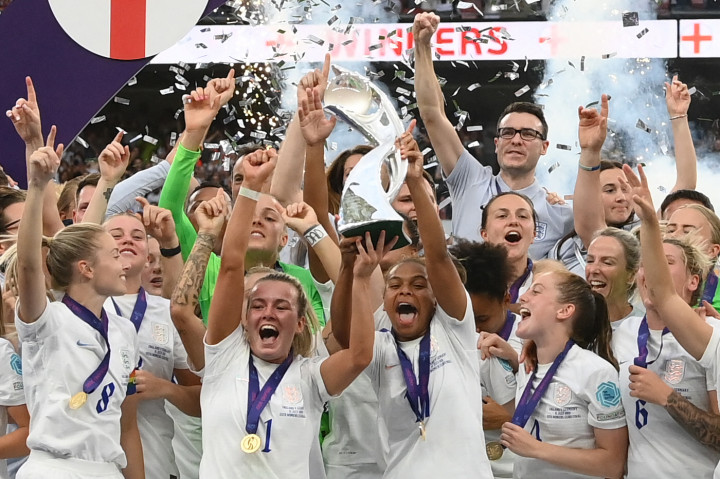 Alhasil, Inggris berhasil mengalahkan Jerman dengan skor 2-1 dan berhak mengangkat trofi Euro Wanita untuk pertama kalinya.