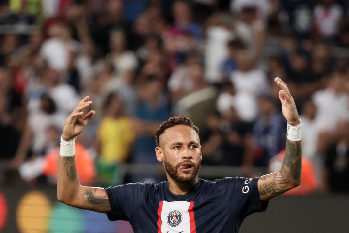 Neymar menambah gol untuk PSG di injury time babak pertama. Tendangan bebasnya merobek gawang Nantes dan membawa PSG memimpin 2-0.