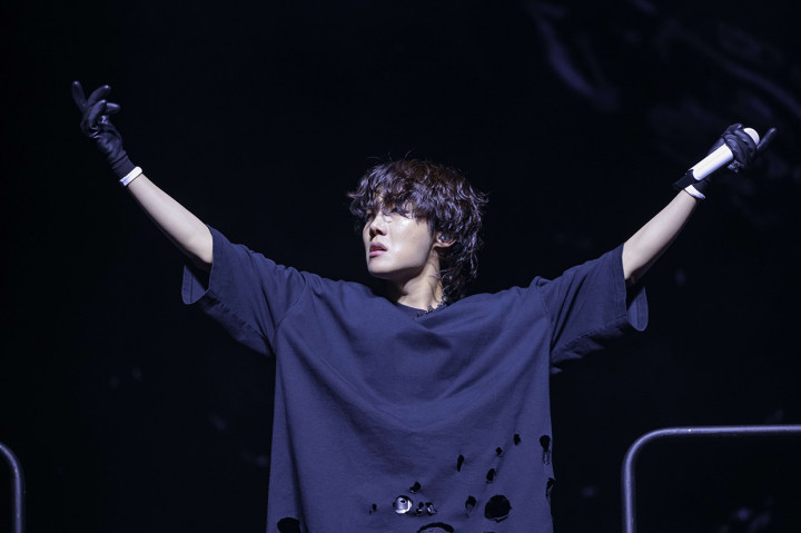 Penampilan J-Hope BTS pada penutupan festival musik Lollapalooza, Senin, 1 Agustus 2022.