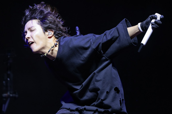 Dilaporkan sebelumnya, J-Hope akan menampilkan 16 hingga 17 lagu selama satu jam penampilan.