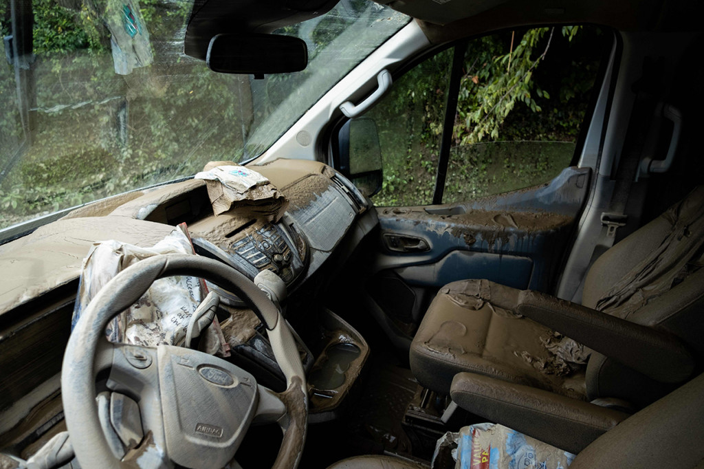 Lumpur terlihat di dalam mobil yang rusak akibat banjir dahsyat yang menerjang negara bagian Kentucky di Amerika Serikat (AS).