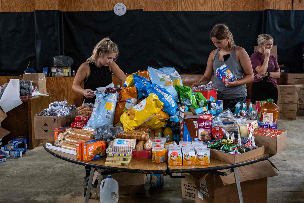 Pemerintah telah membagikan makanan dan membangun tempat tinggal sementara bagi ribuan warga yang mengungsi.