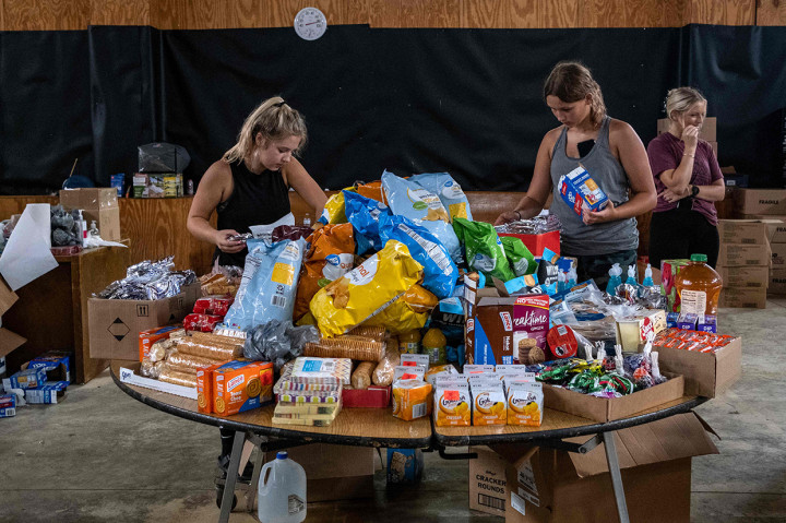 Pemerintah telah membagikan makanan dan membangun tempat tinggal sementara bagi ribuan warga yang mengungsi.