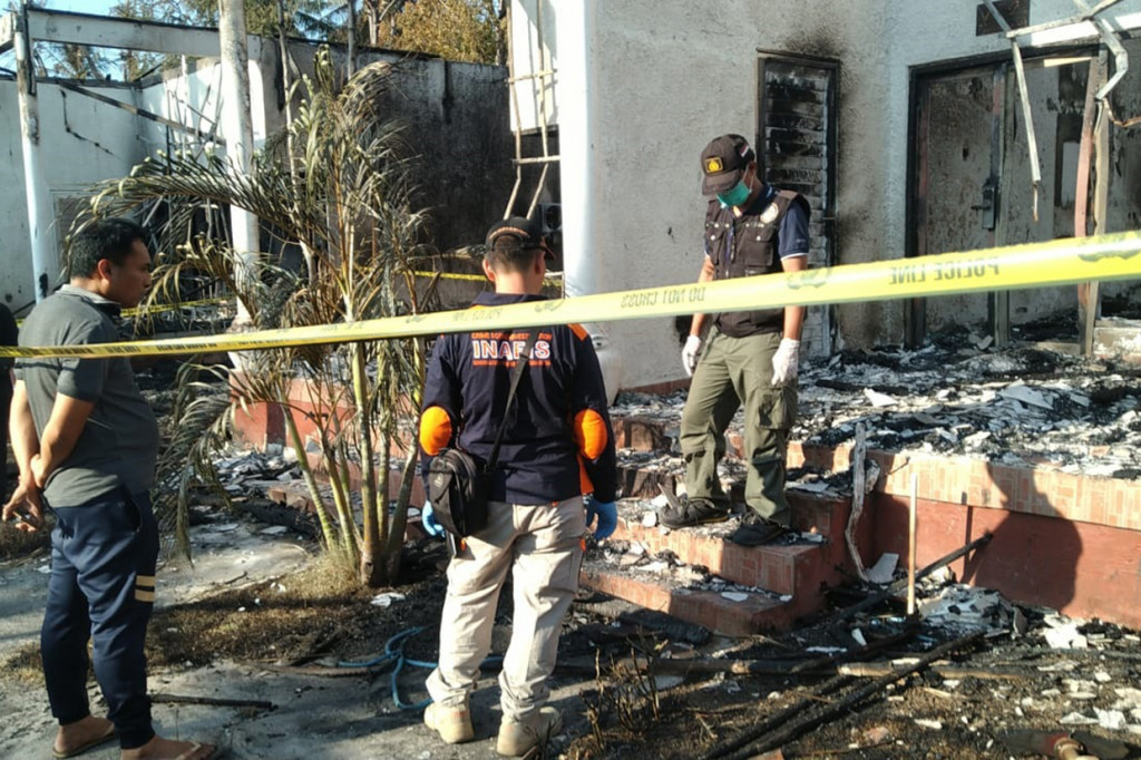 Guna keamanan di lokasi kebakaran, Polres Lombok Utara telah memberi police line sebagai tanda bahwa lokasi itu untuk sementara masih dalam pengawasan kepolisian.
