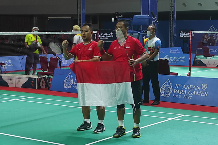 Sebelumnya Indonesia meraih emas pertama lewat cabang bulutangkis beregu putra pada Minggu, 31 Juli 2022. Atletik, renang, tenis meja, dan angkat besi jadi penyumbang emas Indonesia pada Senin, 1 Agustus 2022.