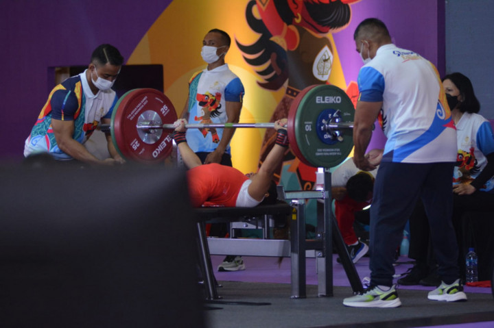 Sementara itu cabang angkat besi meraih lima medali emas dari enam peluang pada Senin. 