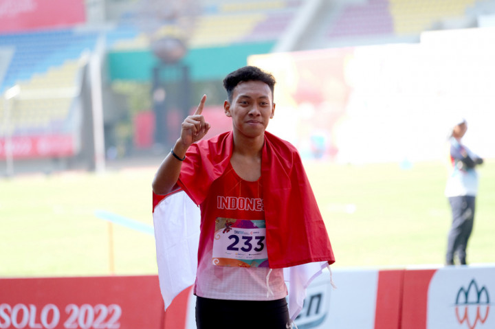 Atletik meraih dua emas lewat lari 100 meter putri (Karisma Evi T) dan lari 100 meter putra (Sapto Yoga Purnomo).
