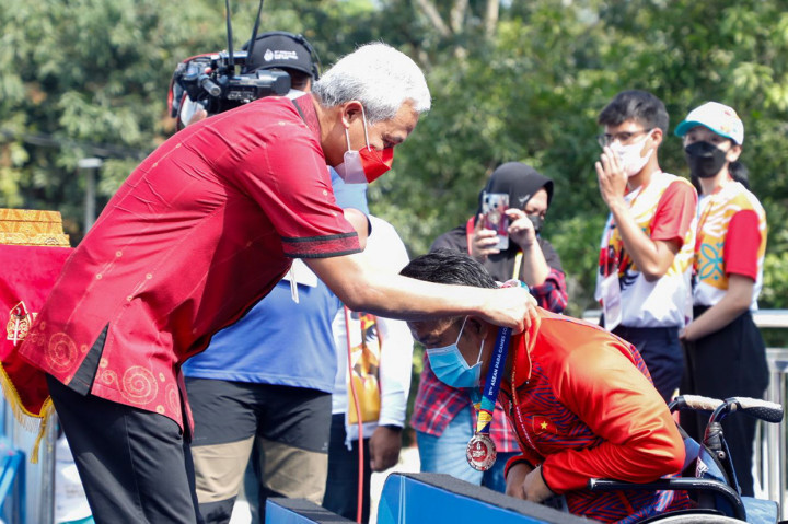 Ganjar juga menyerahkan medali emas kepada atlet renang Indonesia, Fajar Nur Hadianto yang telah menjuarai renang kelas 50 meter backstroke laki-laki di ajang ASEAN Para Games 2022. 