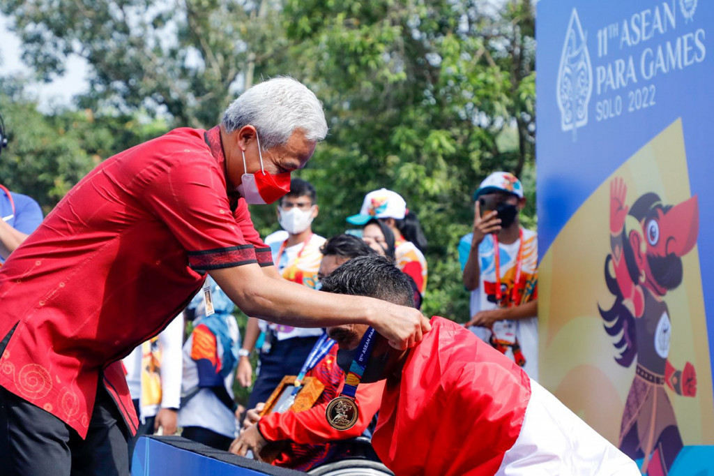 Sebelumnya, pada hari pertama, tim para swimming Indonesia berhasil mengumpulkan 7 emas, 9 perak, dan 7 perunggu dalam pertandingan di kolam renang Jatidiri Semarang. Capaian itu mendongkrak posisi Indonesia dalam perolehan medali secara umum. Kontingen Indonesia saat ini masih bertengger di puncak klasemen diikuti oleh Vietnam dan Thailand.