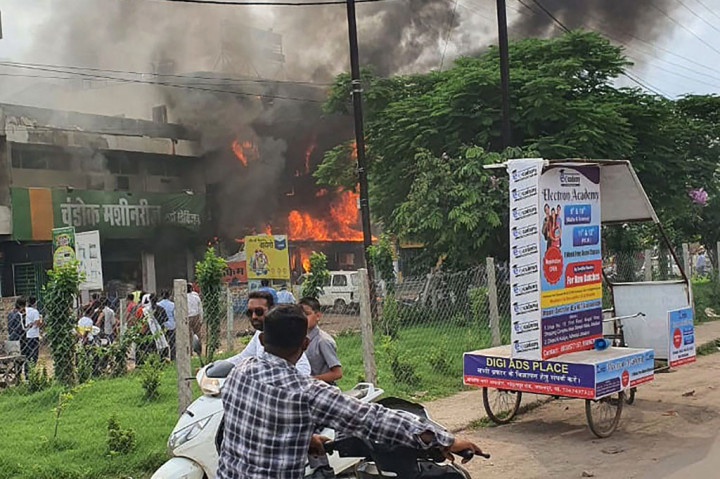 Kebakaran besar melanda sebuah rumah sakit di Jabalpur, Madhya Pradesh, India, Senin, 1 Agustus 2022. Sedikitnya delapan orang, empat di antaranya pasien meninggal akibat kejadian tersebut.
