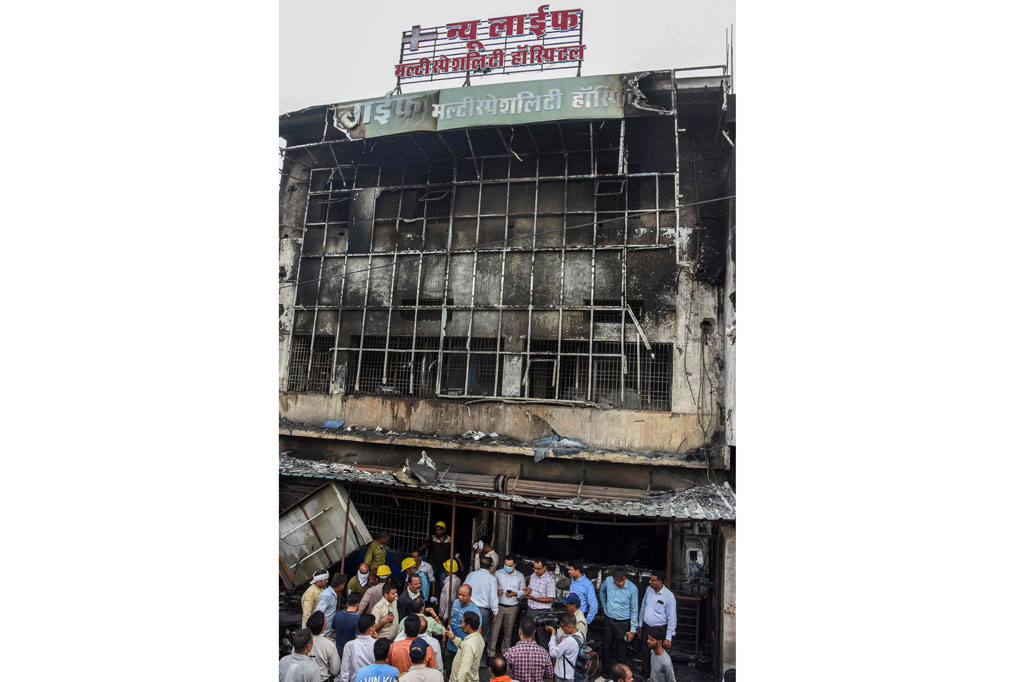 Penyebab kebakaran diduga korsleting genset. 
“Tampaknya ketika pihak rumah sakit menyalakan genset setelah listrik padam, terjadi fluktuasi tegangan yang mengakibatkan percikan api dan menyebabkan kebakaran,” kata petugas pemadam kebakaran Kushagra Thakur.