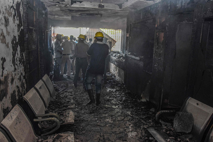 “Delapan korban telah dikonfirmasi sejauh ini, kondisi dua lainnya kritis. Yang terluka dilarikan ke berbagai rumah sakit di kota itu. Sampai sekarang, tidak ada yang terjebak di dalam rumah sakit,