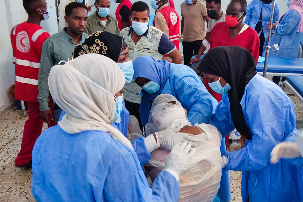 Sedikitnya enam orang meninggal dan puluhan lainnya cedera ketika sebuah truk bahan bakar meledak di barat daya Libya, Senin, 1 Agustus 2022. Penyebab pasti ledakan itu belum diketahui.