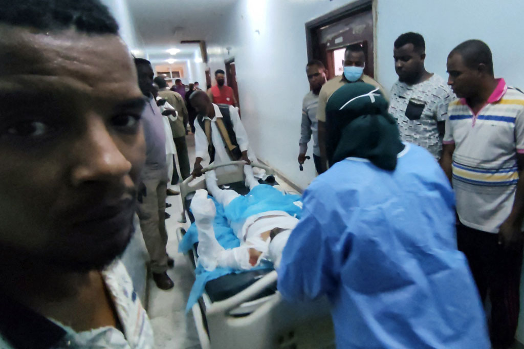 Manajemen rumah sakit mengatakan di Facebook bahwa lebih dari 50 orang terluka dirawat di rumah sakit Sebha, tanpa menyebutkan jumlah kematian. 