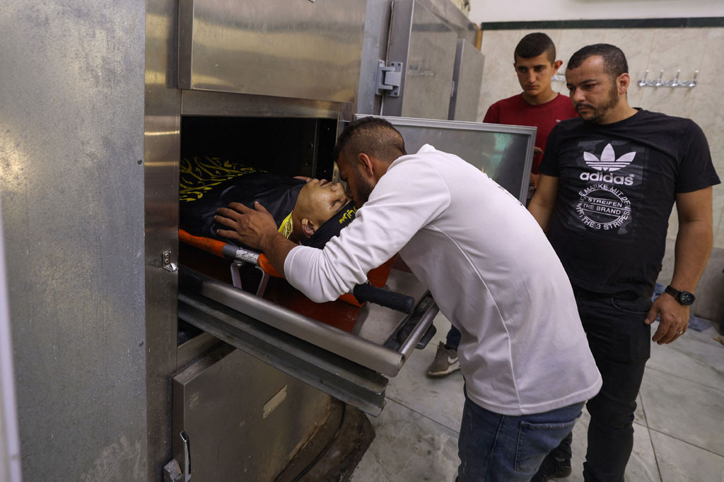 Kantor berita Palestina Wafa melaporkan al-Kafrini telah tewas dalam bentrokan dengan tentara dan pasukan yang menyamar di kamp pengungsi Jenin. 