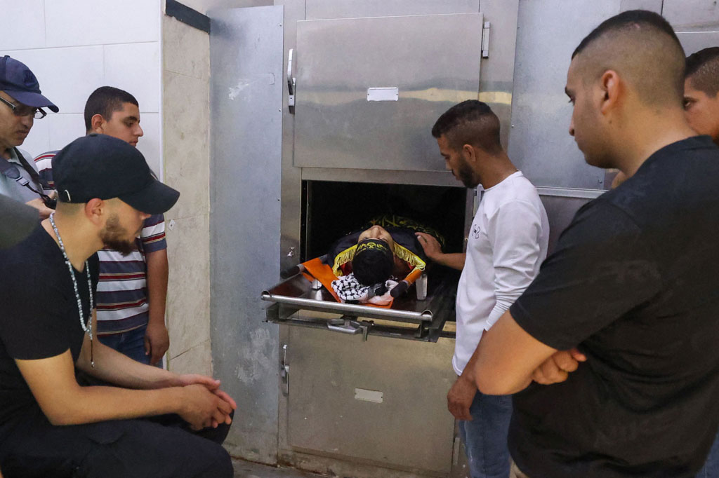 Sumber-sumber lokal menamainya sebagai Dhirar Riyad al-Kafrini. Kantor berita Palestina Wafa melaporkan dia terbunuh dalam bentrokan dengan tentara dan pasukan yang menyamar di kamp pengungsi Jenin. Polisi Israel mengatakan mereka telah beroperasi di Jenin, tetapi tidak memberikan rincian. 