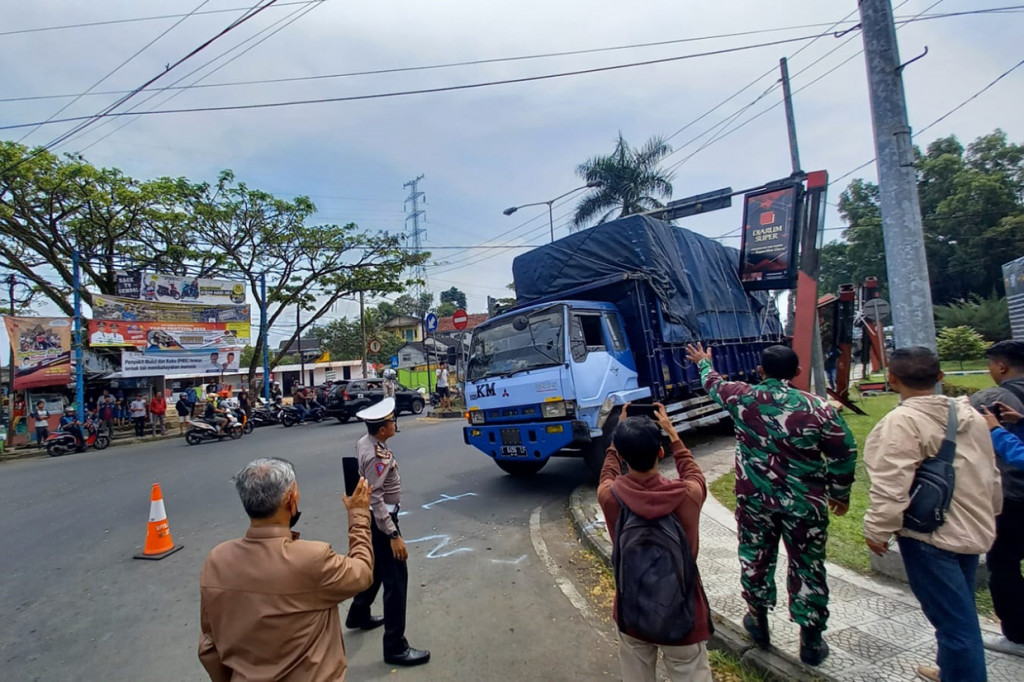 Diduga rem blong, truk fuso hantam kendaraaan yang sedang berhenti di stopan lampu merah Rancabango, Kecamatan Bungursari, Kota Tasikmalaya, Selasa, 2 Agustus 2022.