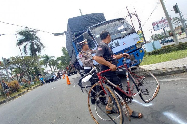 Diketahui truk fuso bernopol Z 8456 LF banting stir ke kiri hingga naik trotoar dan menyeruduk satu sepeda serta dua sepeda motor, dan baru berhenti setelah menabrak sebuah billboard.