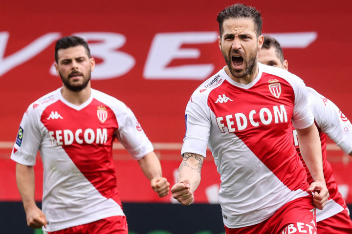 Cesc Fabregas merupakan pemain berpengalaman dan tercatat pernah bermain bersama Arsenal, Barcelona, Chelsea, AS Monaco, serta merupakan bagian dari timnas Spanyol yang menjuarai dua Piala Eropa dan satu Piala Dunia.