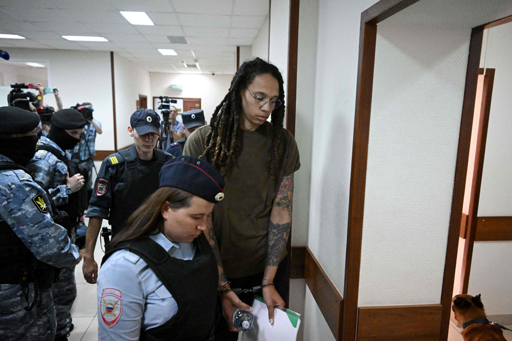 Sebelumnya, Griner ditahan di Bandara Sheremetyevo Moskow pada Februari 2022 hanya beberapa hari sebelum Moskow melancarkan serangannya di Ukraina. 