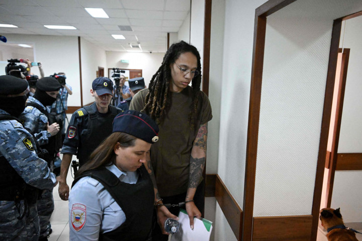 Sebelumnya, Griner ditahan di Bandara Sheremetyevo Moskow pada Februari 2022 hanya beberapa hari sebelum Moskow melancarkan serangannya di Ukraina. 