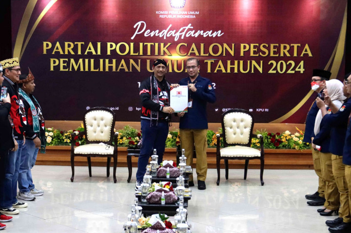 Ketua Komisi Pemilihan Umum (KPU) Hasyim Asy'ari (kanan) menerima berkas pendaftaran dari Ketua Umum Partai Kebangkitan Nusantara (PKN) Gede Pasek Suardika saat pendaftaran partai politik calon peserta Pemilu tahun 2024 di Kantor KPU, Jakarta, Selasa, 2 Agustus 2022.