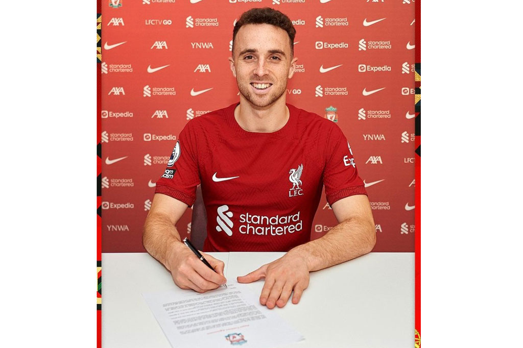 Liverpool pada Selasa, 2 Agustus 2022, secara resmi mengumumkan perpanjangan kontrak jangka panjang untuk penyerang mereka, Diogo Jota. Pemain asal Portugal tersebut akan tinggal di Anfield setidaknya hingga 2027.