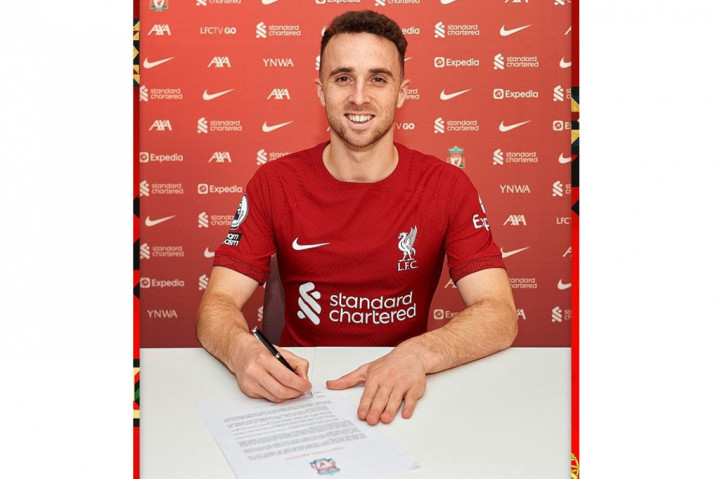 Liverpool pada Selasa, 2 Agustus 2022, secara resmi mengumumkan perpanjangan kontrak jangka panjang untuk penyerang mereka, Diogo Jota. Pemain asal Portugal tersebut akan tinggal di Anfield setidaknya hingga 2027.