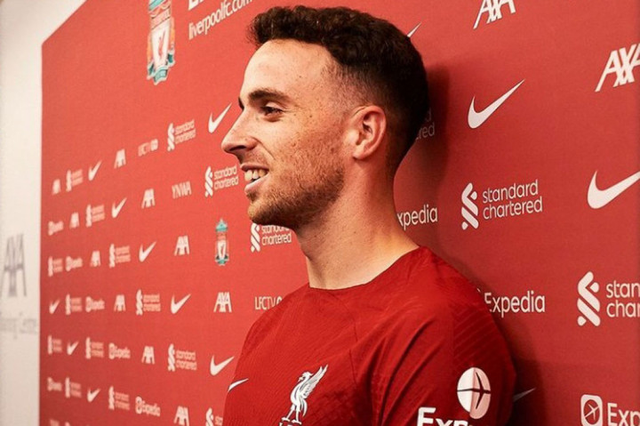 Media-media Eropa juga melaporkan bahwa Jota mendapatkan peningkatan nominal gaji yang signifikan untuk kontrak barunya. Jota sebelumnya dilaporkan menerima gaji sekira 90 ribu poundsterling (sekira Rp1,6 miliar) per pekan pada musim 2021-22.