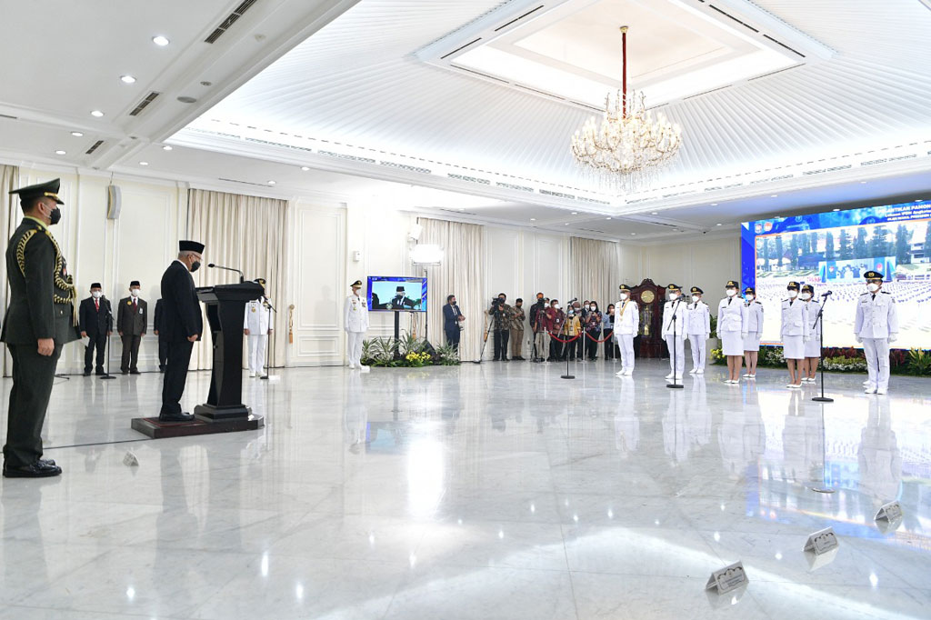 Wakil Presiden Ma'ruf Amin melantik 1.992 pamong praja muda lulusan Institut Pemerintahan Dalam Negeri (IPDN) Angkatan XXIX Tahun 2022 di Istana Wapres Jakarta, Selasa, 2 Agustus 2022.