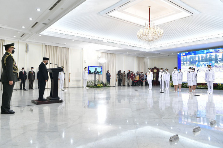 Wakil Presiden Ma'ruf Amin melantik 1.992 pamong praja muda lulusan Institut Pemerintahan Dalam Negeri (IPDN) Angkatan XXIX Tahun 2022 di Istana Wapres Jakarta, Selasa, 2 Agustus 2022.