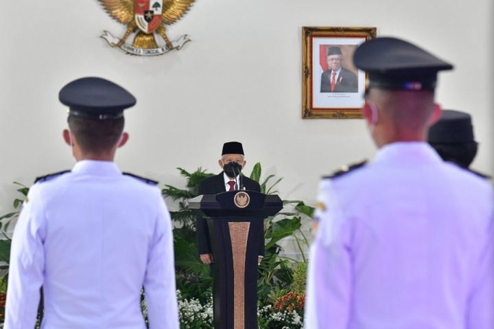 Pelantikan tersebut dilakukan secara luring dan daring, dengan perwakilan sembilan orang pamong praja muda hadir di Istana Wapres Jakarta, sedangkan 1.983 lulusan lainnya di lapangan kampus IPDN Jatinangor, Jawa Barat.