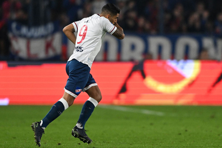 Suarez, 35, masuk pada menit ke-74 menggantikan Franco Fagundez, 17. Dia mendapat tepuk tangan meriah dari sekitar 30.000 penggemar di dalam Stadion Gran Parque Central di Montevideo.