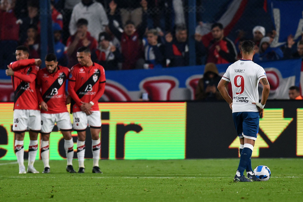 Dia mendapat peluang untuk mencetak gol lewat tendangan bebas saat Nacional menambah tekanan untuk memaksa menyamakan kedudukan di leg pertama perempat final Copa Sudamericana melawan tim Brasil, Atletico Goianiense. Sayang sepakannya masih membentur pemain lawan.