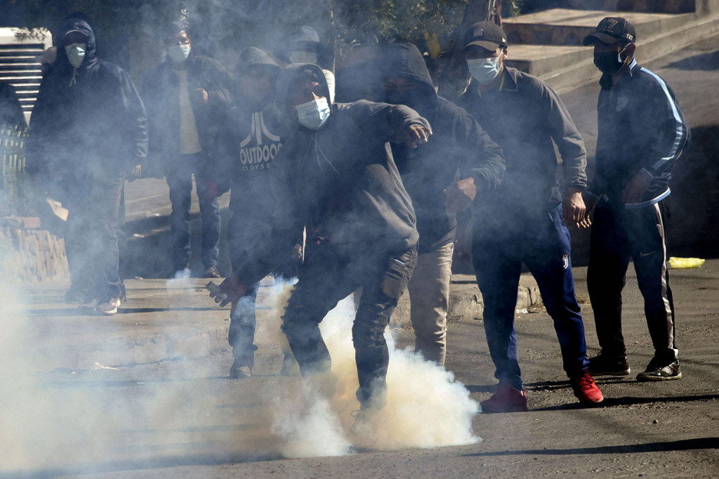 Bentrokan pecah di ibu kota Bolivia, La Paz antara polisi dan produsen daun koka dalam sengketa kontrol komersialisasi tanaman tersebut.
