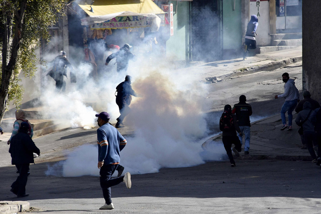 Beberapa petugas berseragam dan seorang jurnalis terluka, ketika ratusan petani dari Asosiasi Produsen Coca (Adepcoca), serta penentang pemerintah Presiden sayap kiri Luis Arce berbaris menuntut penutupan pasar paralel untuk pabrik, yang mereka katakan ilegal dan mendapat dukungan pemerintah.