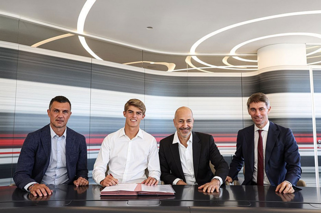 Talenta muda Belgia Charles De Ketelaere resmi berseragam AC Milan untuk lima tahun ke depan, setelah juara bertahan Liga Italia itu mengkonfirmasi proses transfer pemain asal Club Brugge tersebut pada Rabu, 3 Agustus 2022 WIB.