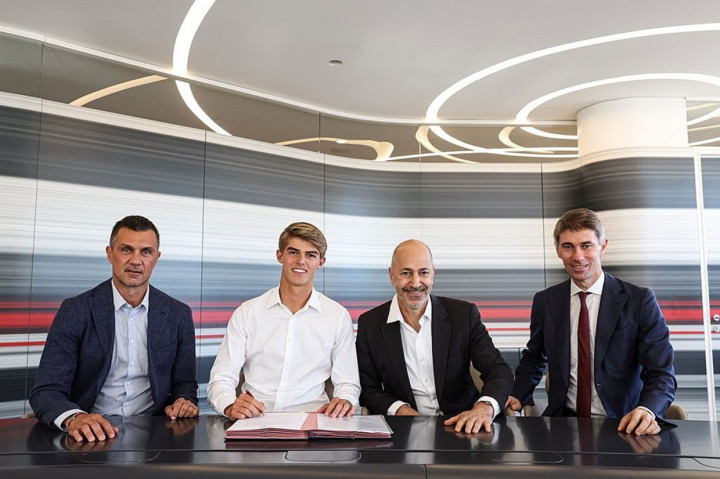 Talenta muda Belgia Charles De Ketelaere resmi berseragam AC Milan untuk lima tahun ke depan, setelah juara bertahan Liga Italia itu mengkonfirmasi proses transfer pemain asal Club Brugge tersebut pada Rabu, 3 Agustus 2022 WIB.