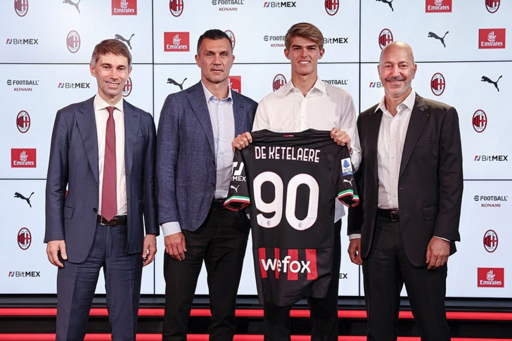 Milan tak mengungkap rincian kesepakatan transfer De Ketelaere, tapi media-media Eropa melaporkan bahwa pemain berusia 21 tahun itu ditebus dengan mahar sebesar 35 juta euro yang disertai klausul bonus 1 juta euro untuk Brugge.