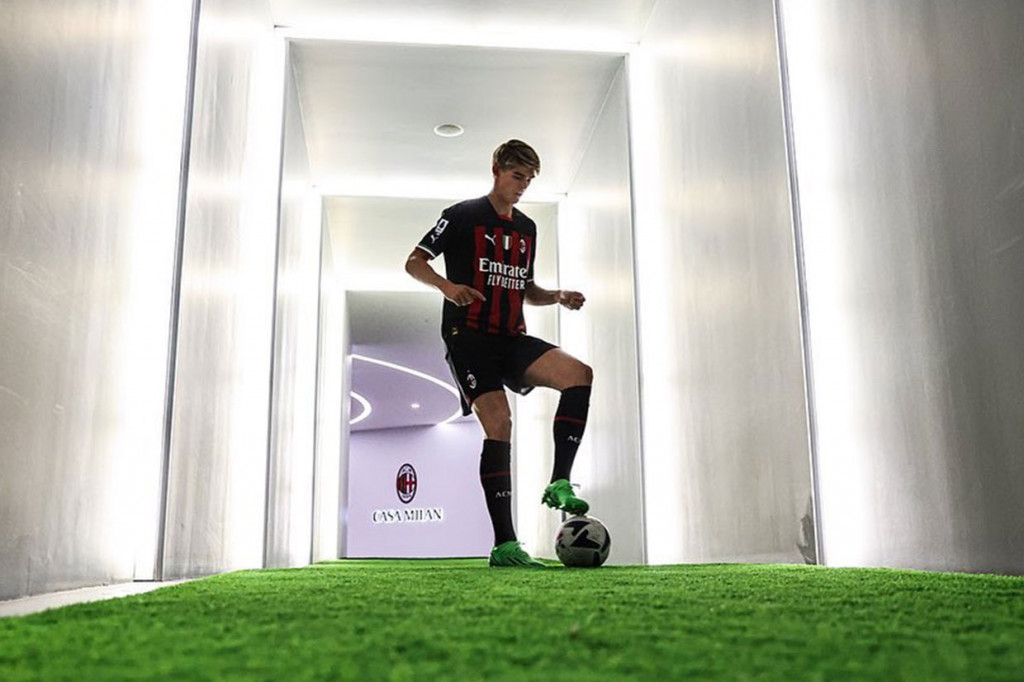 Selain mengumumkan penandatanganan kontrak yang berlaku hingga 2027, Milan juga menyampaikan bahwa De Ketelaere akan mengenakan nomor punggung 90 pada jersey merah hitamnya nanti.