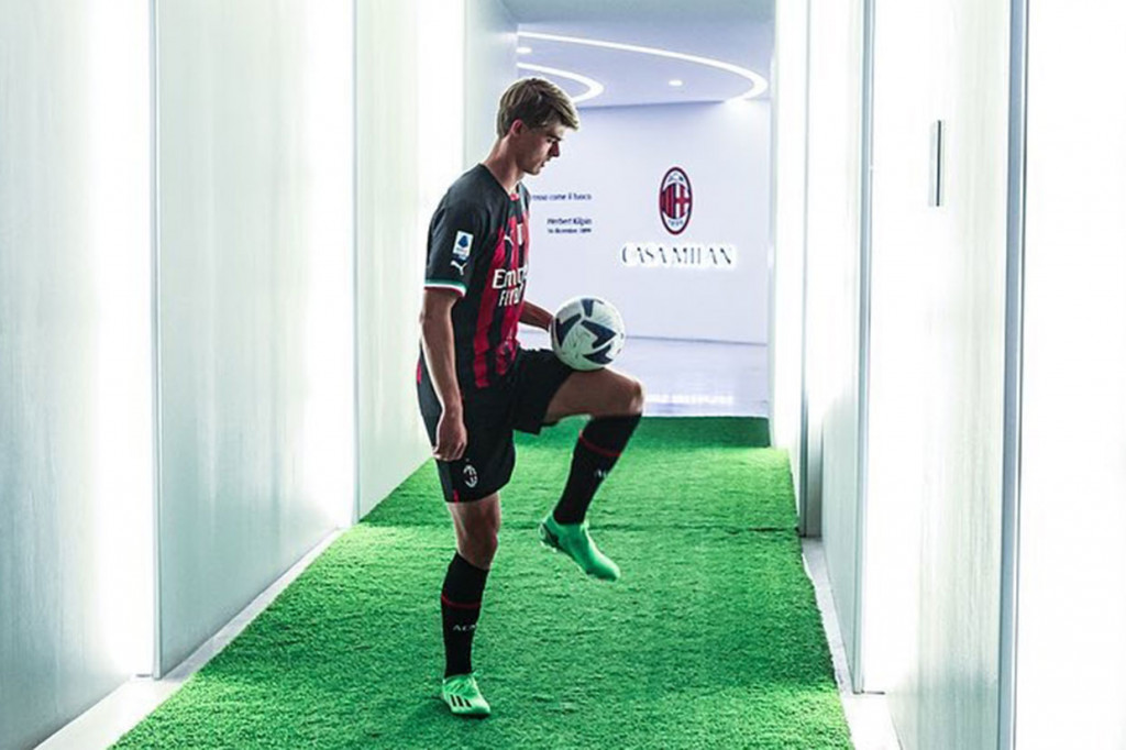 De Ketelaere tercatat menjadi rekrutan kedua Milan dalam bursa transfer musim panas ini setelah mereka juga mendapatkan pemain Belgia lainnya, Divock Origi, secara cuma-cuma.