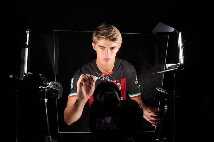 Sejak menembus tim utama Brugge pada 2019, De Ketelaere telah menyumbangkan 25 gol dan 20 assist dalam 120 penampilan bagi klub jawara Liga Belgia tiga musim terakhir itu.
