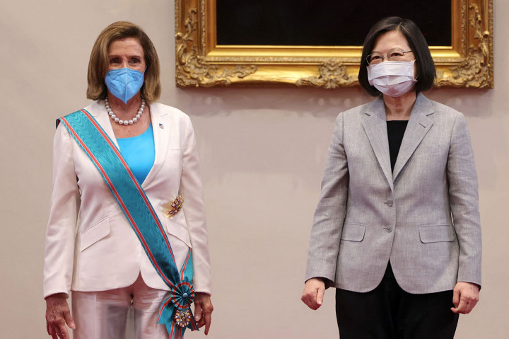 Presiden Taiwan Tsai Ing-wen menjamu Ketua DPR AS Nancy Pelosi, di Kantor Kepresidenan di Taipei, Rabu, 3 Agustus 2022.