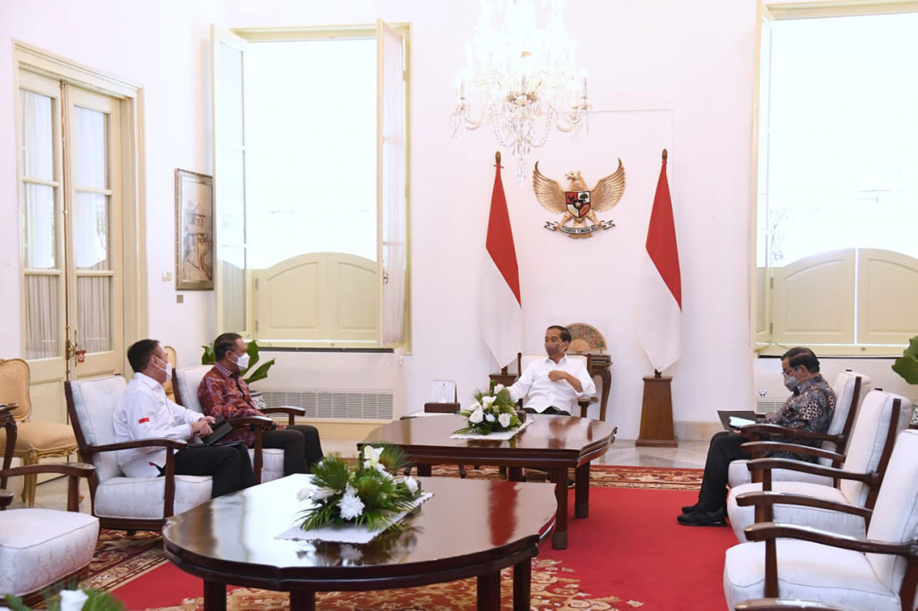 Presiden Jokowi saat menerima Menteri Pemuda dan Olahraga (Menpora) Zainudin Amali bersama Ketua Umum Persatuan Sepak Bola Seluruh Indonesia (PSSI) Mochamad Iriawan di Istana Merdeka, Jakarta, Rabu, 3 Agustus 2022.