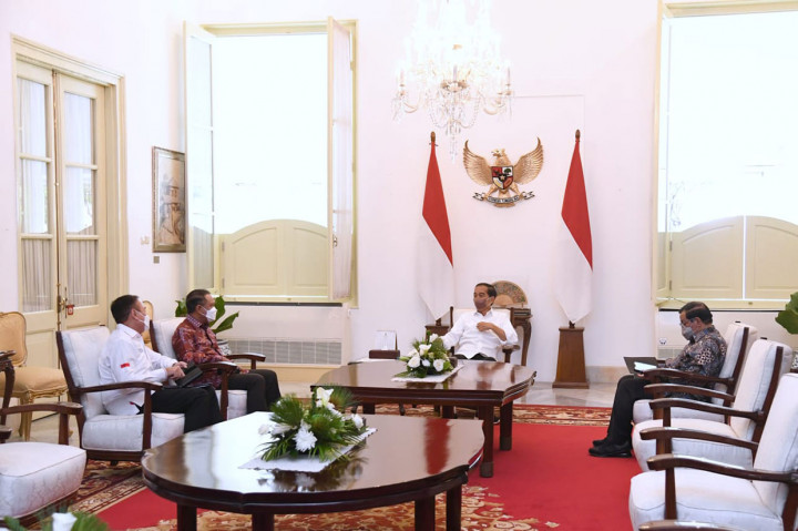 Presiden Jokowi saat menerima Menteri Pemuda dan Olahraga (Menpora) Zainudin Amali bersama Ketua Umum Persatuan Sepak Bola Seluruh Indonesia (PSSI) Mochamad Iriawan di Istana Merdeka, Jakarta, Rabu, 3 Agustus 2022.