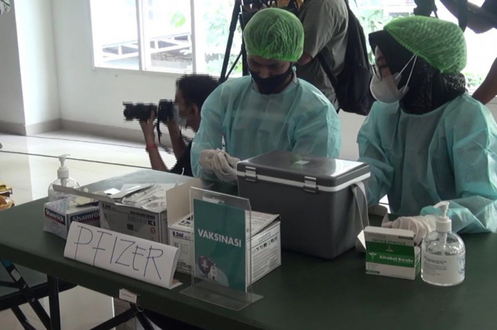 Dengan melibatkan sekitar 20 tenaga kesehatan yang terdiri dari dua orang dokter, 10 perawat dan delapan orang tenaga administrasi, layanan Vaksinasi Booster tahap kedua dilaksanakan di tower tiga Wisma Atlet Kemayoran.