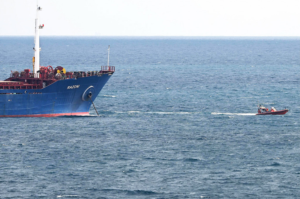 Kapal kargo pertama pembawa biji-bijian yang meninggalkan Ukraina setelah invasi Rusia tiba di area inspeksi di Laut Hitam, lepas pantai Istanbul, Turki, Selasa, 2 Agustus 2022 sore waktu setempat.