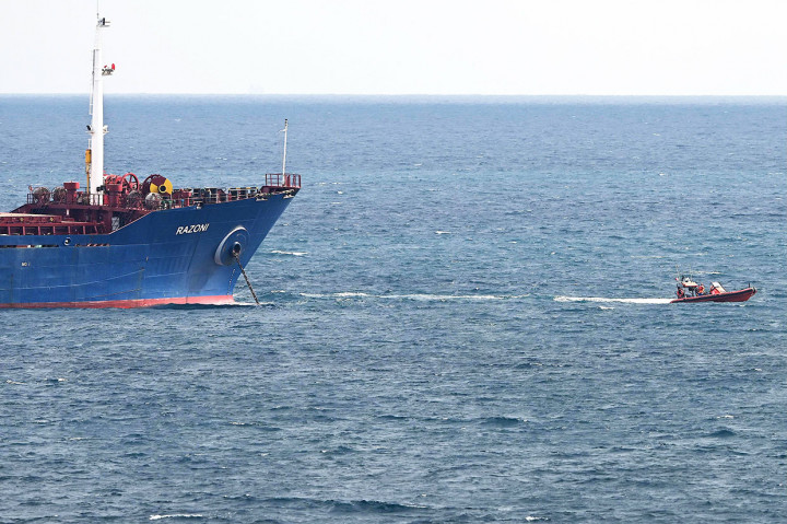 Kapal kargo pertama pembawa biji-bijian yang meninggalkan Ukraina setelah invasi Rusia tiba di area inspeksi di Laut Hitam, lepas pantai Istanbul, Turki, Selasa, 2 Agustus 2022 sore waktu setempat.